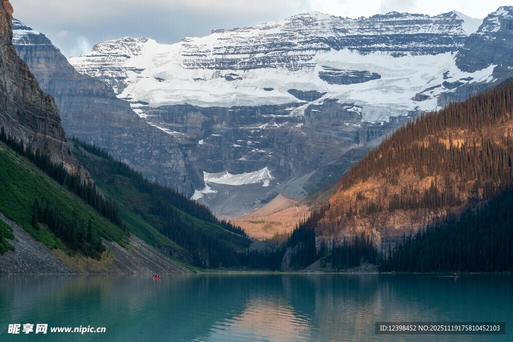 壮丽雪山下的静谧湖泊