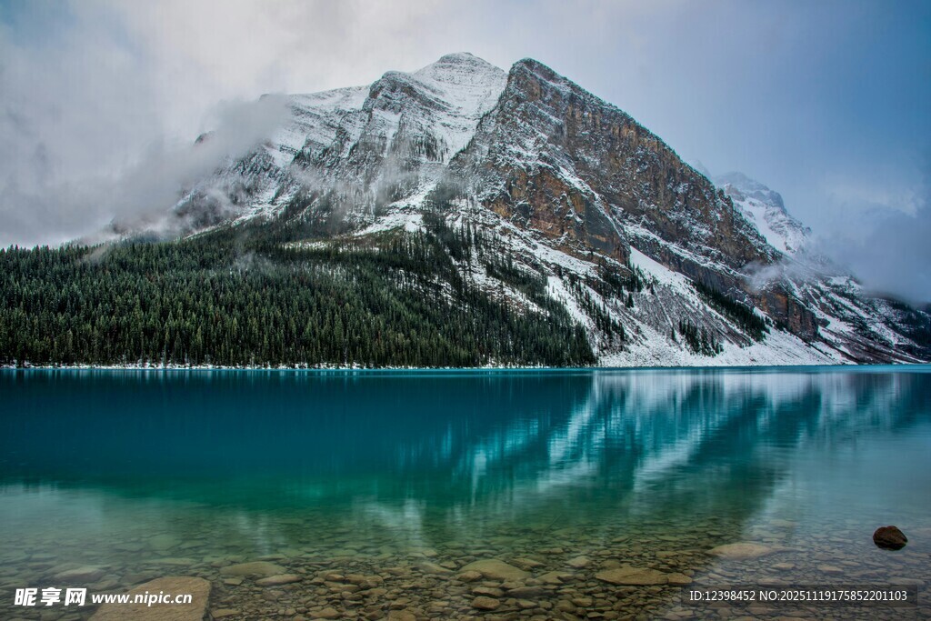 雪山下的静谧蓝湖