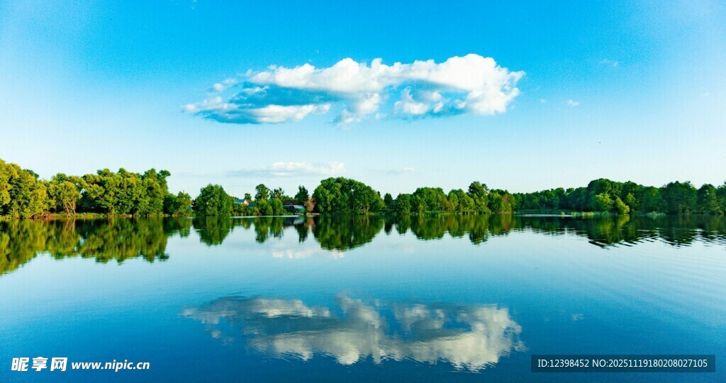 宁静湖面与蓝天绿树倒影