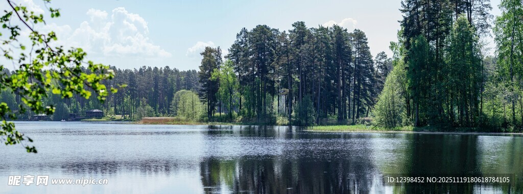 宁静湖畔森林倒影美景