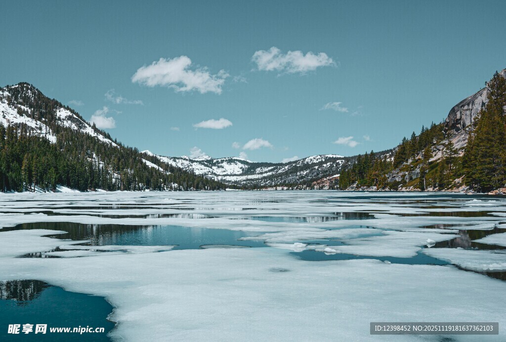 冰封湖泊与山峦美景