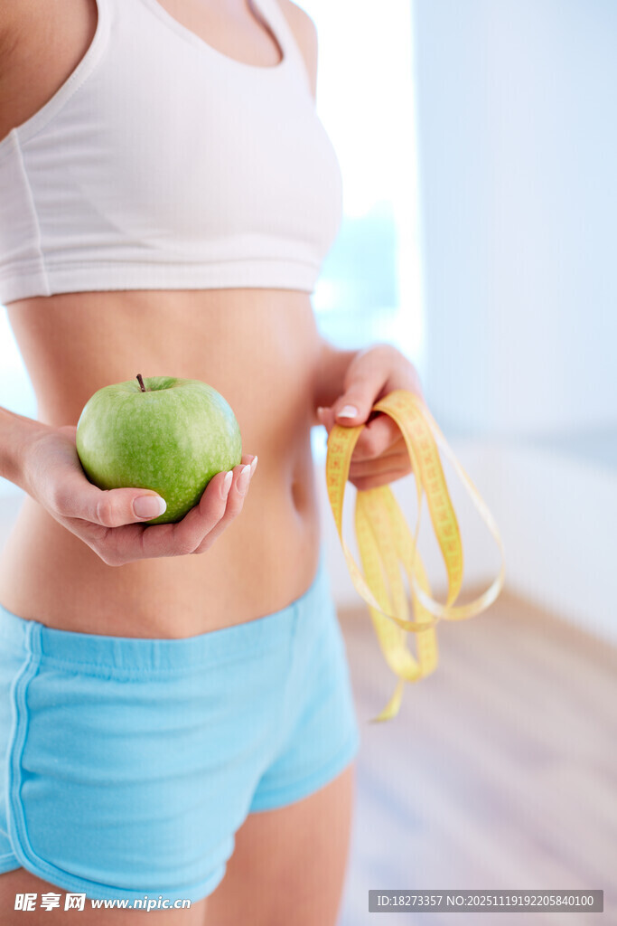 女子手持青苹果与卷尺