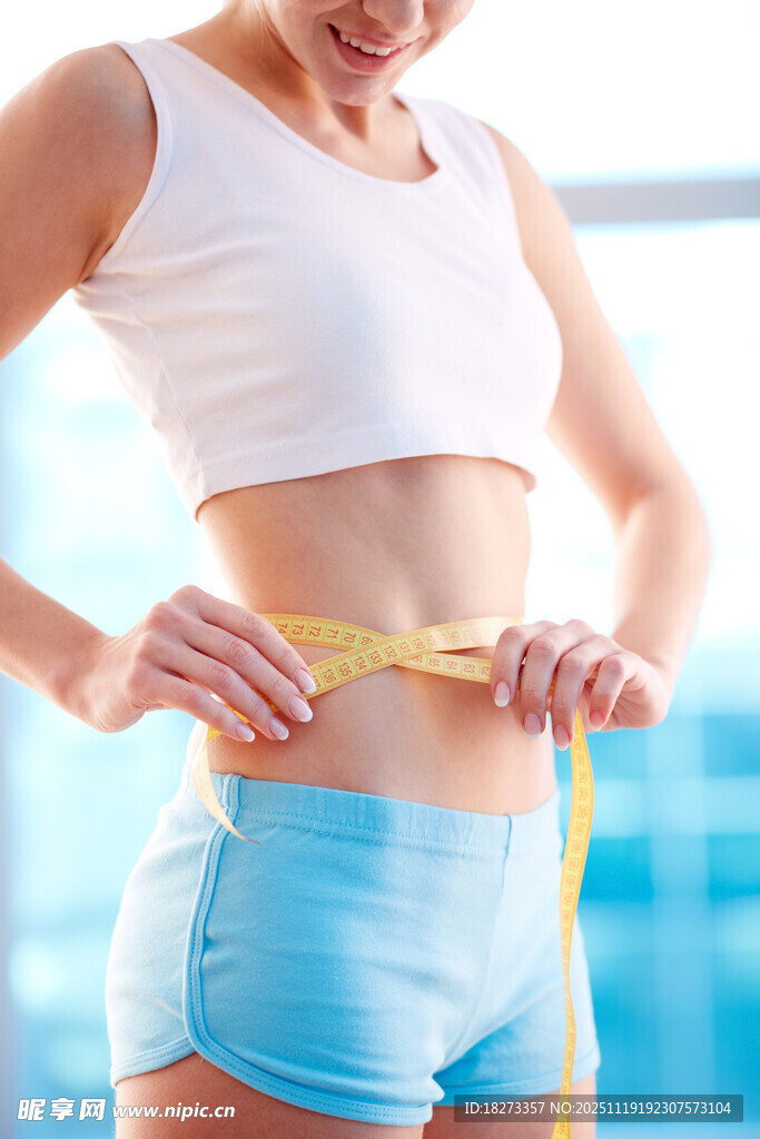 女子开心测量自己的腰围