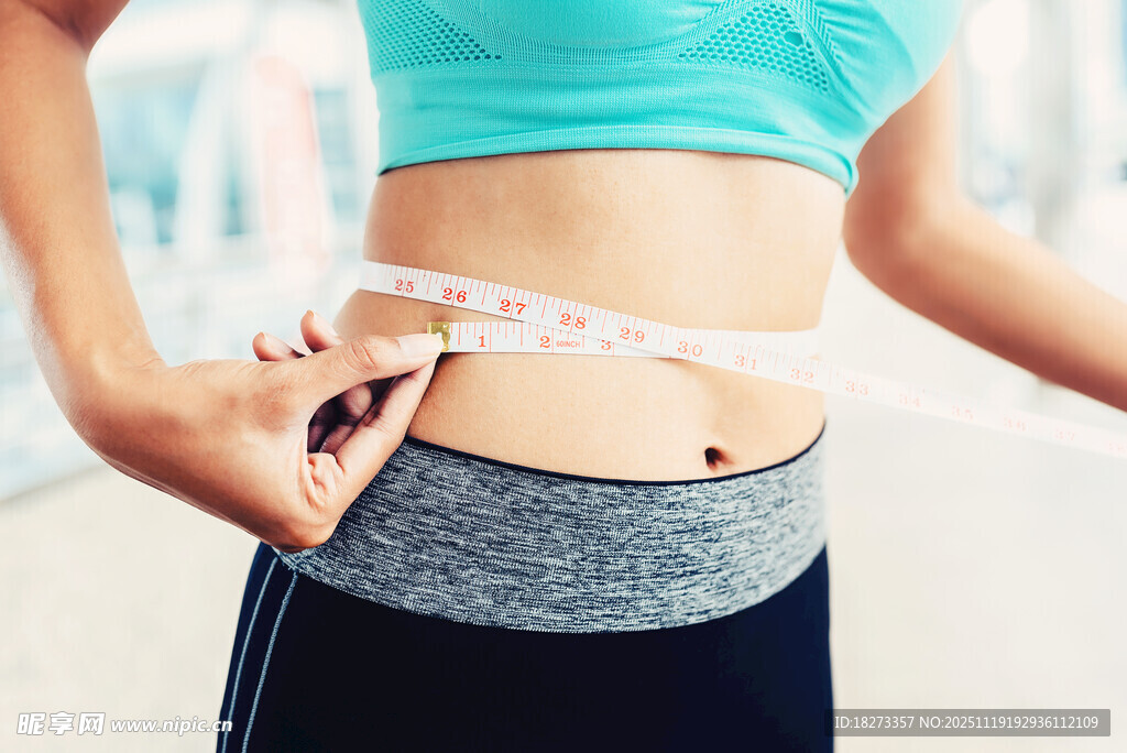 女性测量腰围展现健身成果