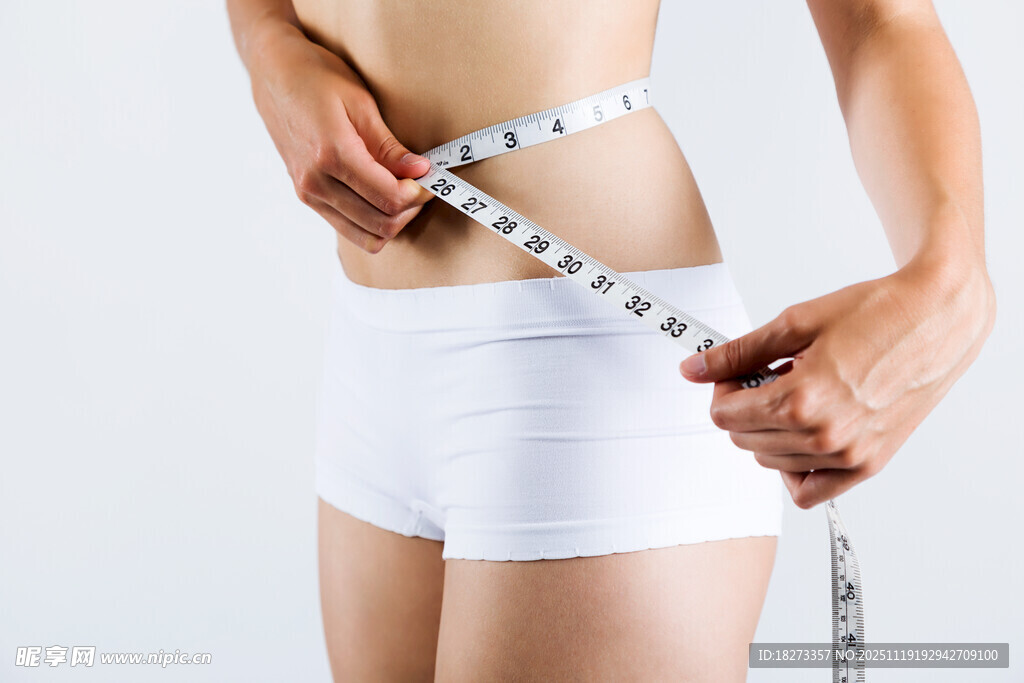 女性测量腰围展现身材管理