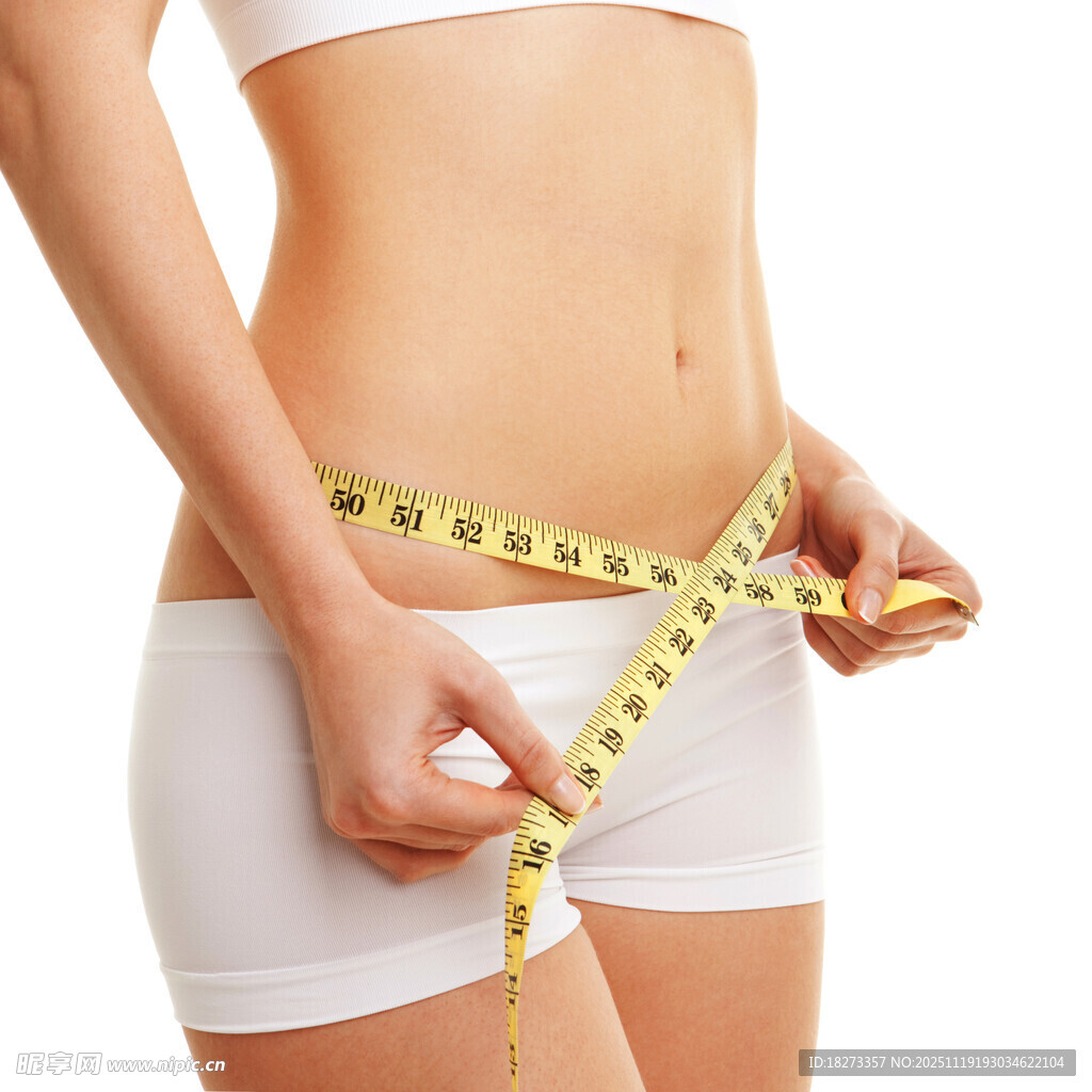 女性测量腰围展示身材数据