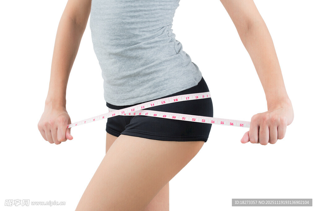 女性测量腰围展现健身成果