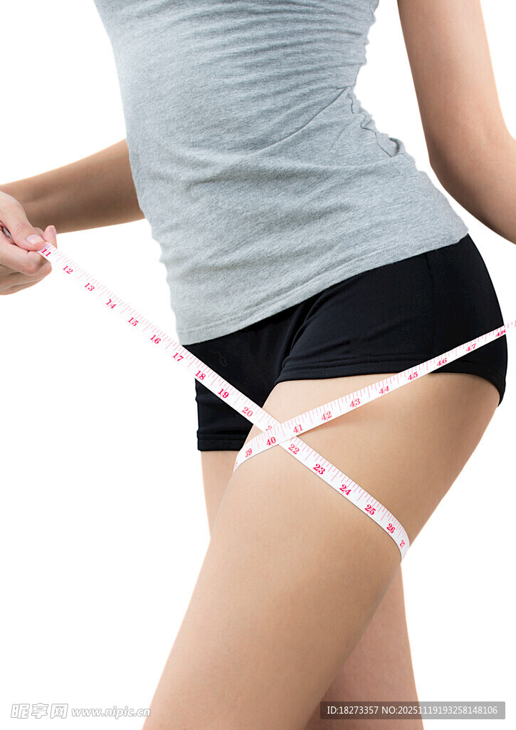 女性测量臀围瞬间
