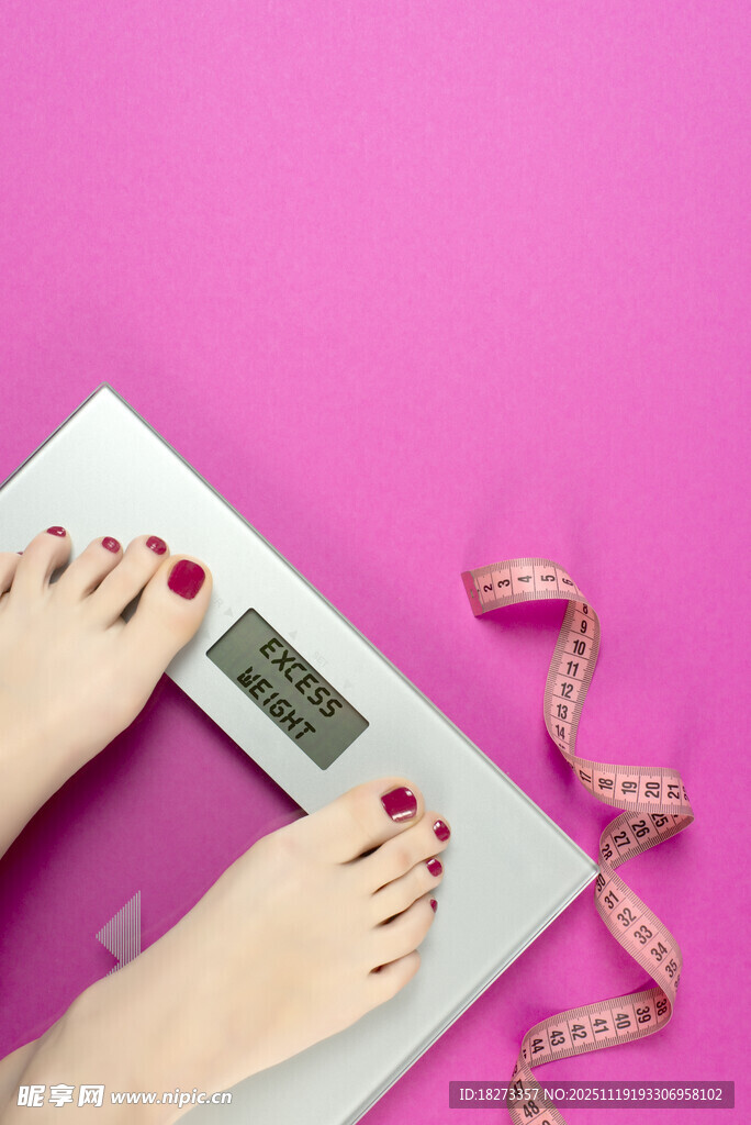 女性站在秤上测量体重