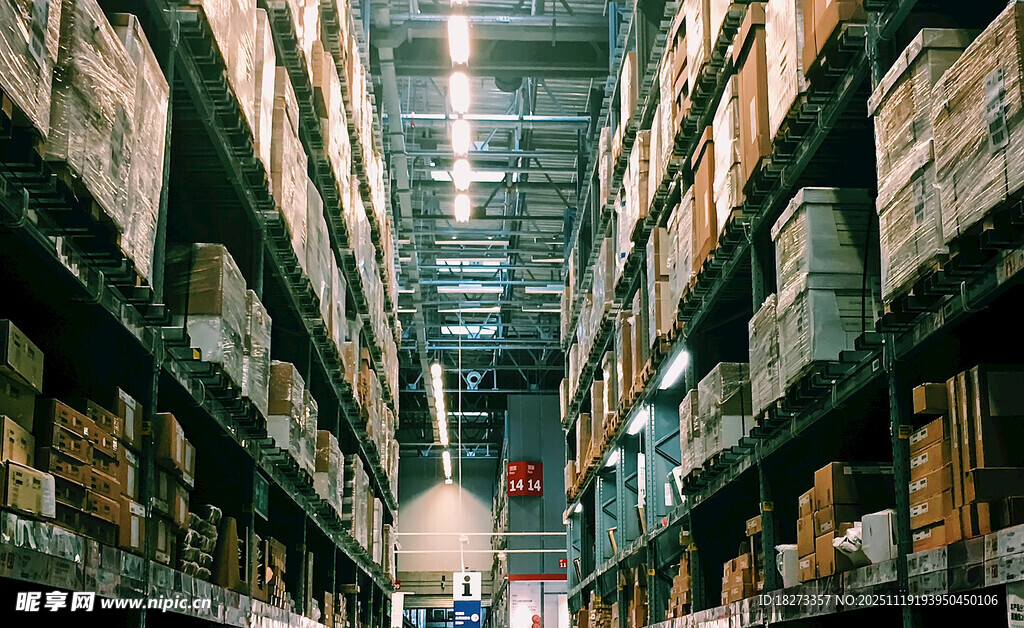 大型仓库内景