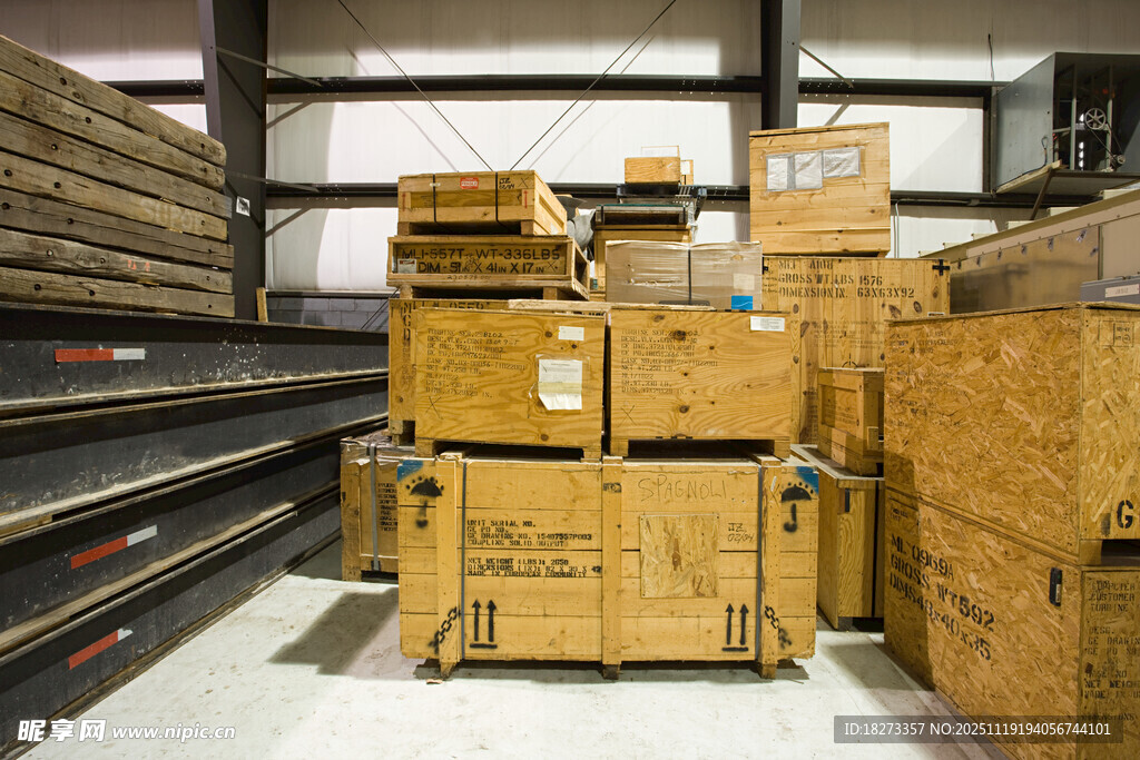 仓库内堆放的大量纸箱