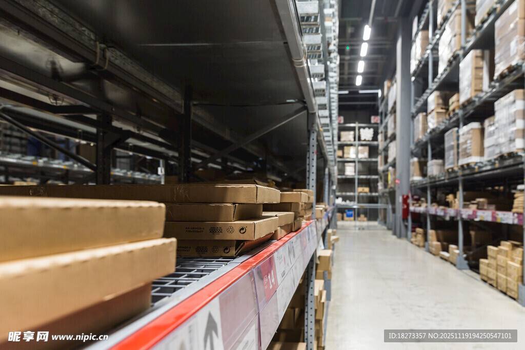 大型仓库内景与堆放货物