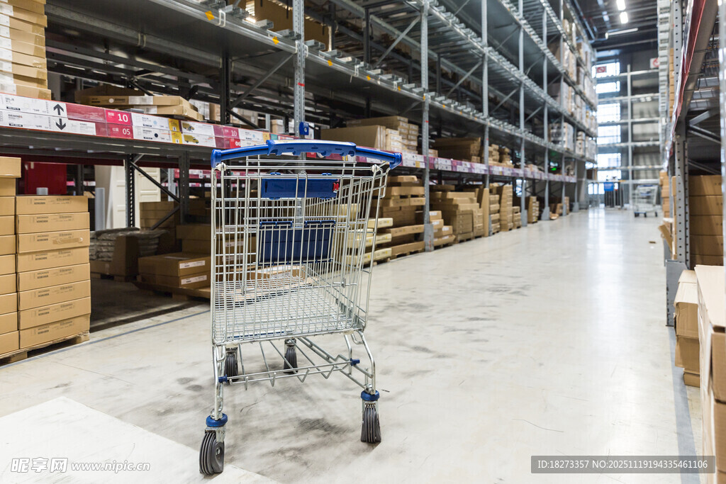 仓库内的购物车与货架