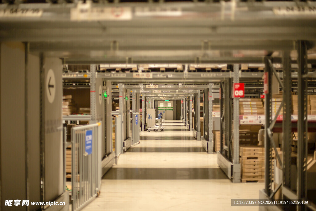 数据中心内部服务器走廊