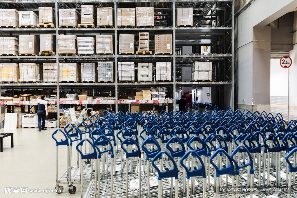 超市内整齐排列的购物车