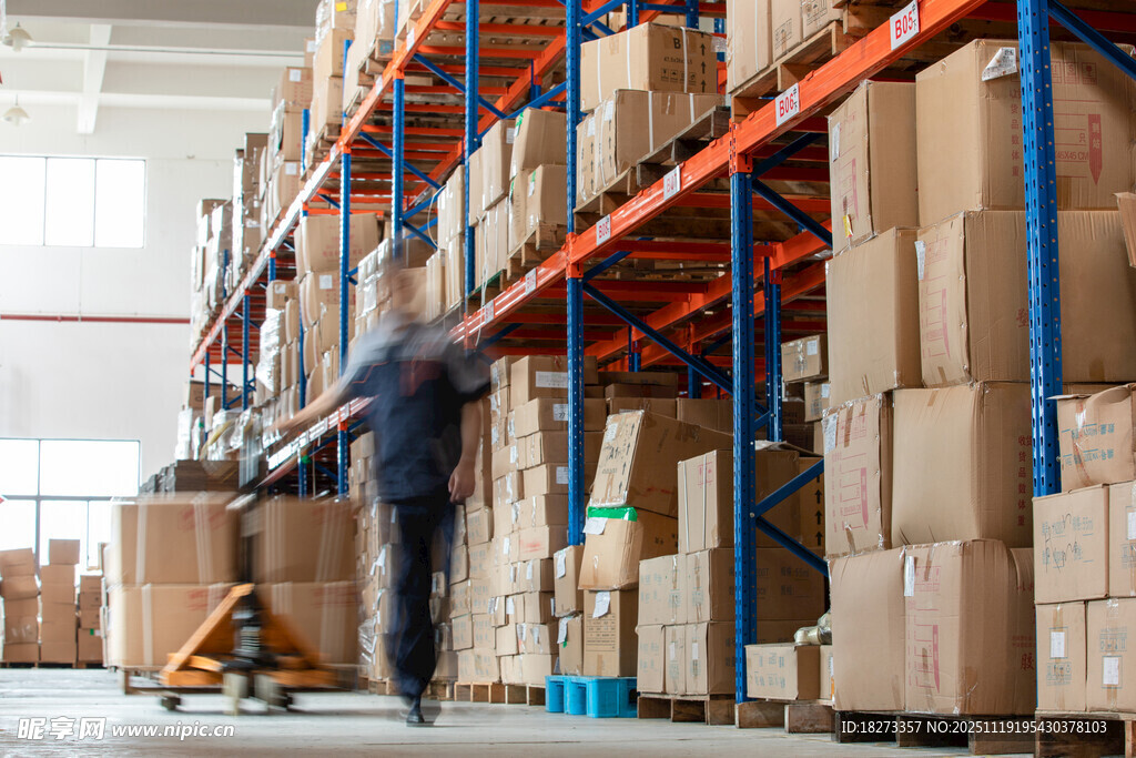 工人在仓库搬运货物