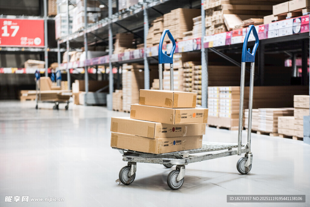 仓库内的货物搬运推车