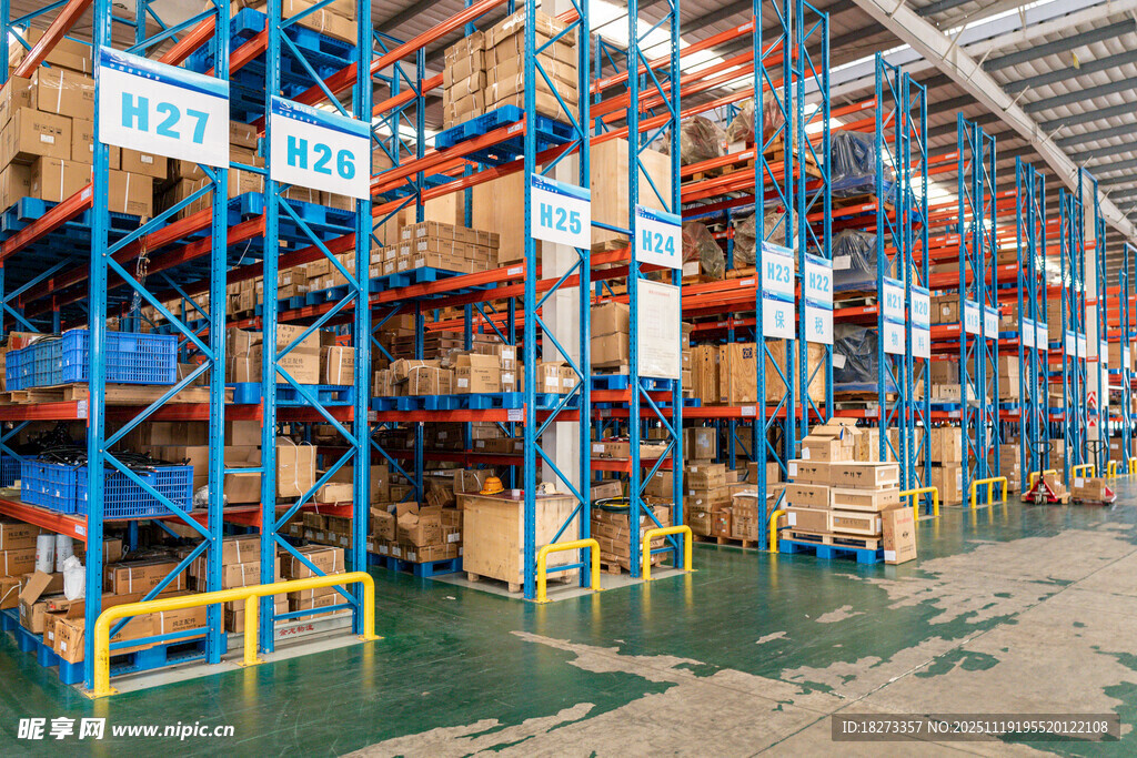 大型仓库内部货架场景