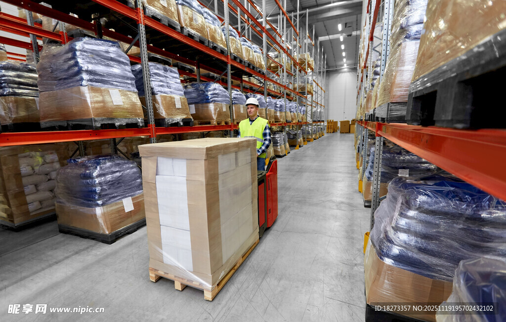 仓库内工人搬运货物场景