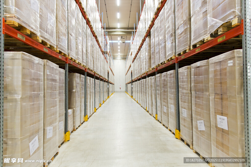 大型仓库货架间的通道