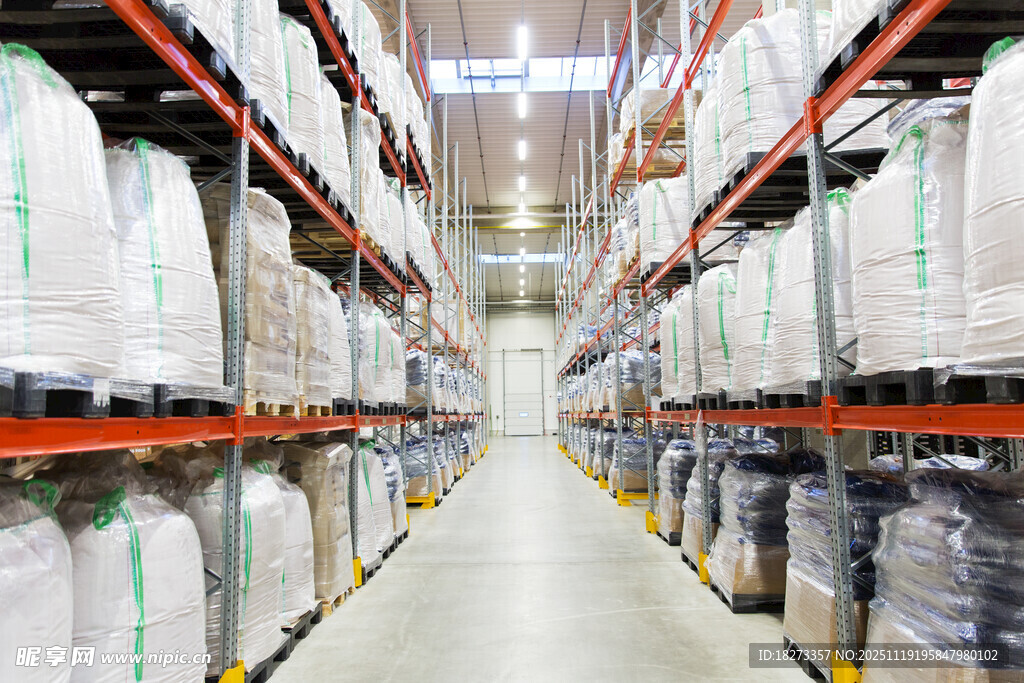 大型仓库内的货架存储区