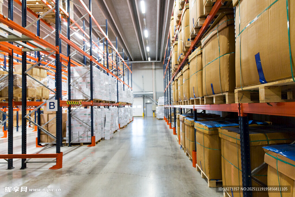 大型仓库内景与货物存储