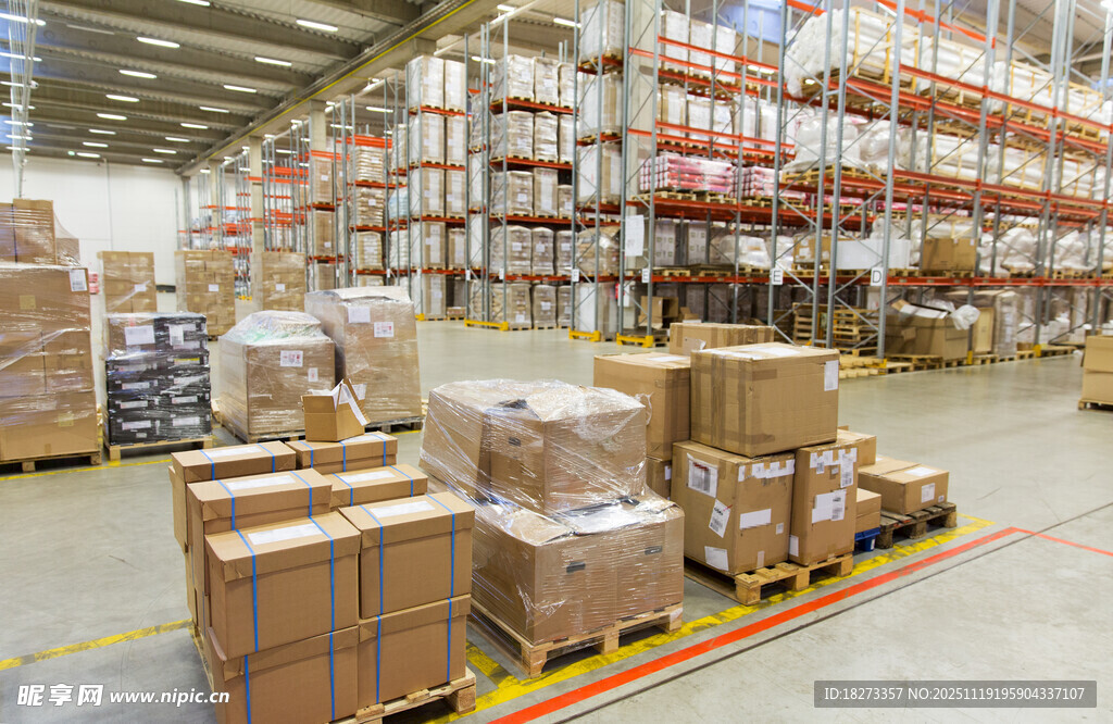 仓库内堆放的大量货物