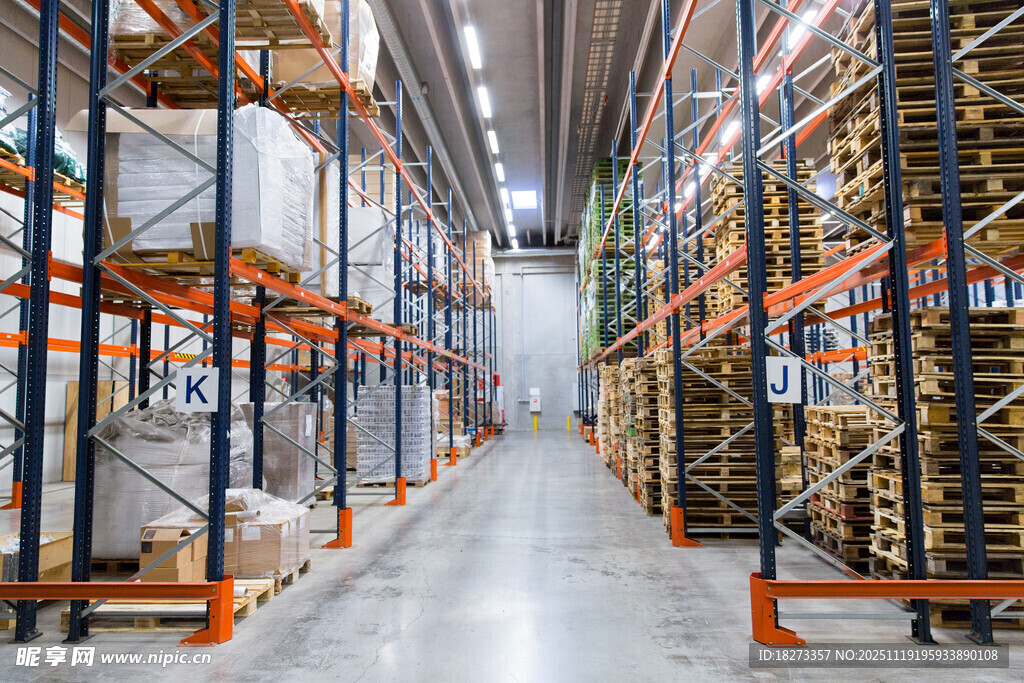 大型仓库内的货架存储场景