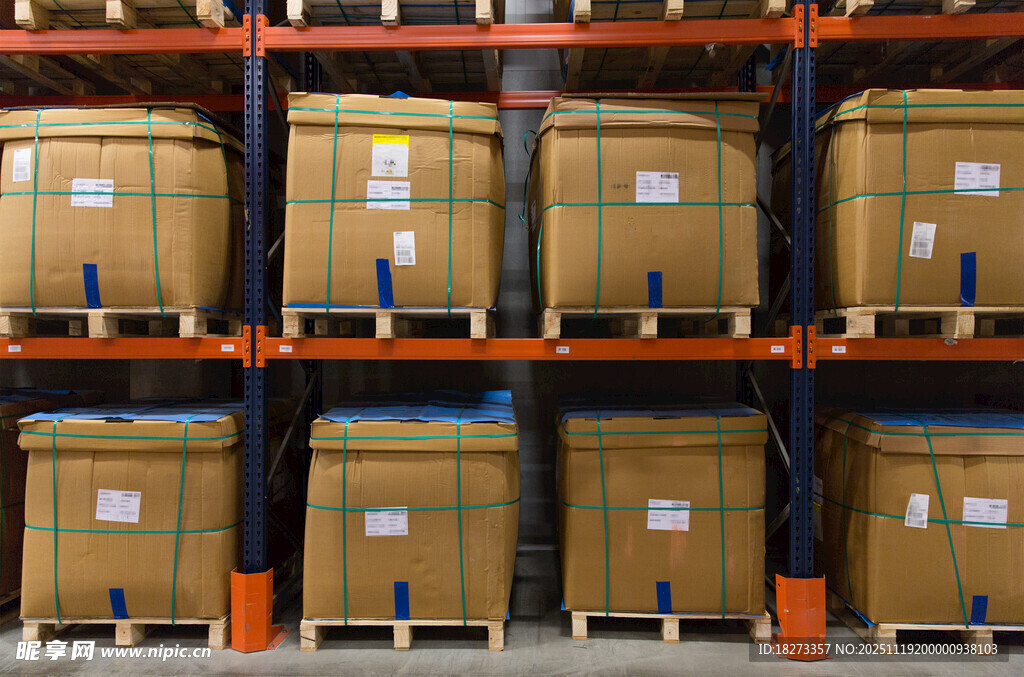 仓库货架上的货物存储