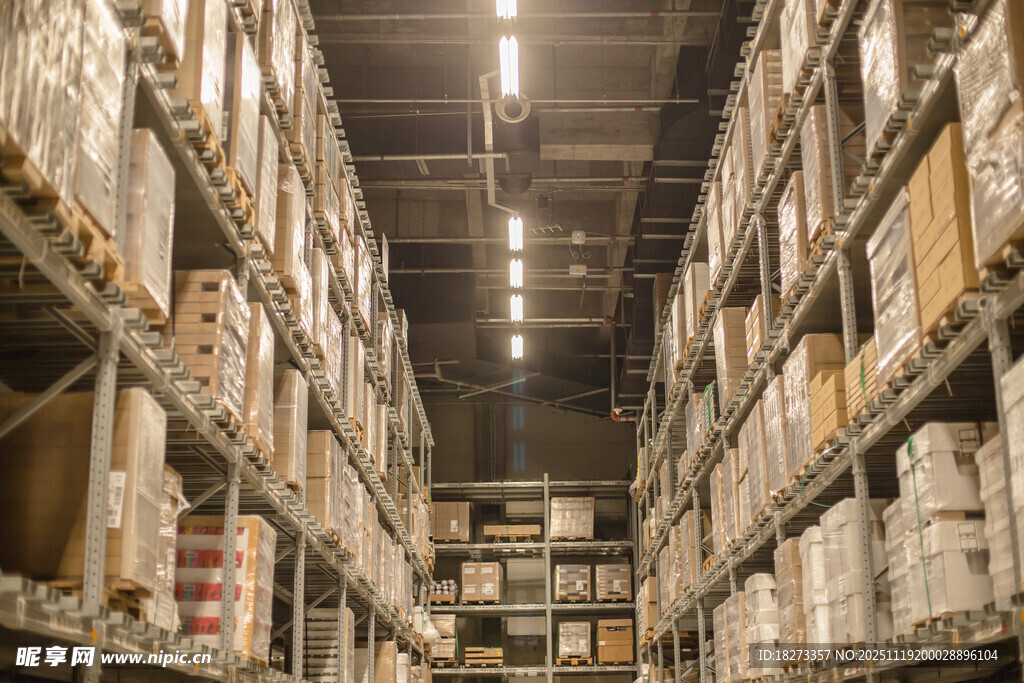 大型仓库内的货架存储场景