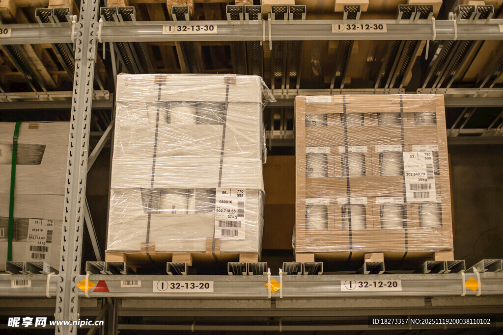 仓库中的大型货物托盘