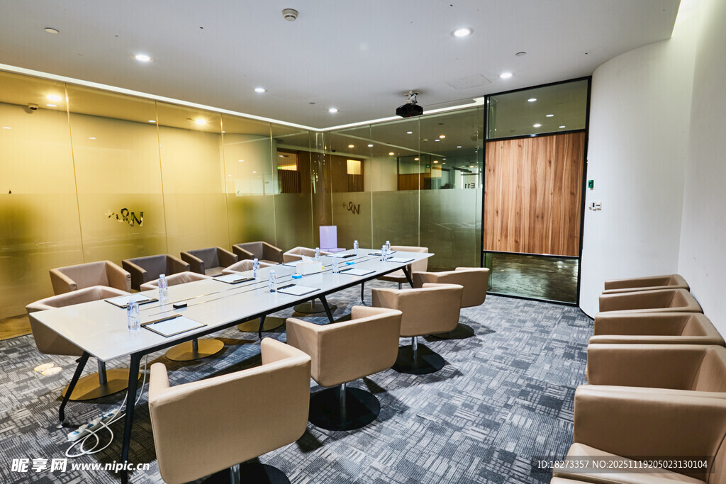 现代风格会议室场景展示