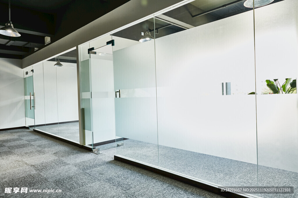 现代简约玻璃隔断办公空间