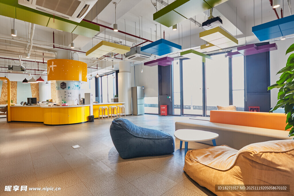 现代创意办公空间场景