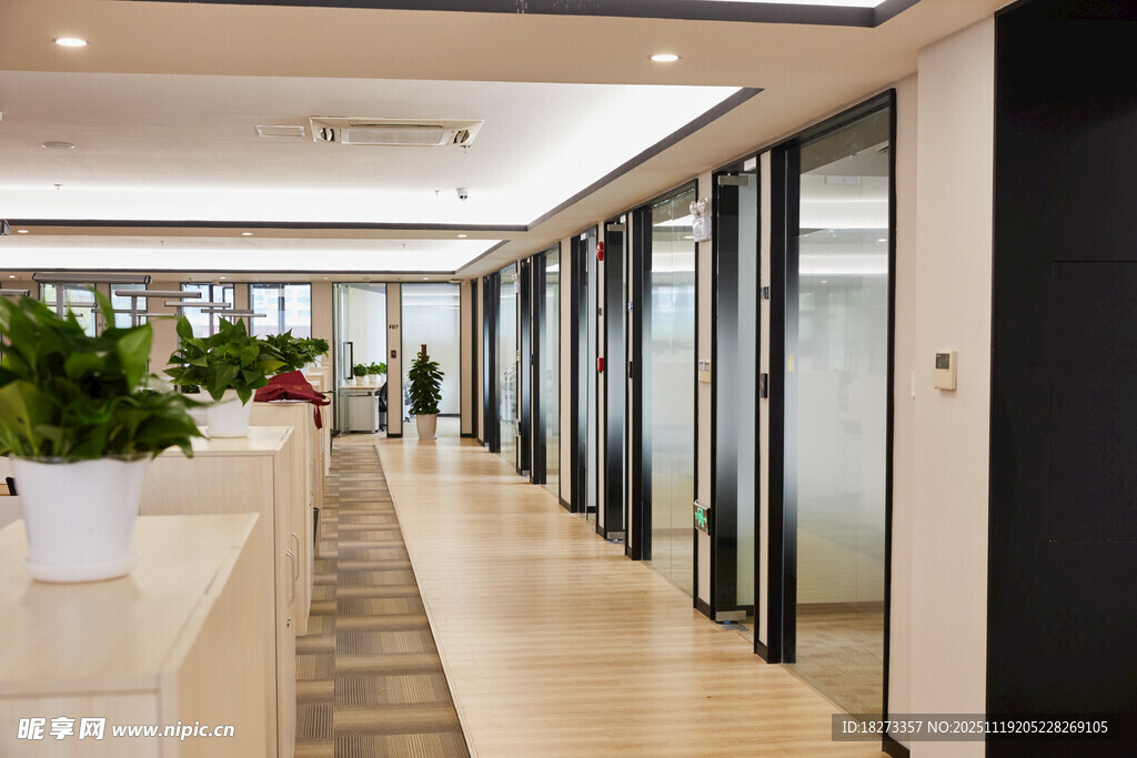 现代办公走廊玻璃门设计