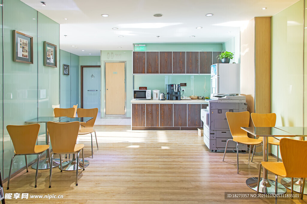 现代简约风格的室内餐厅