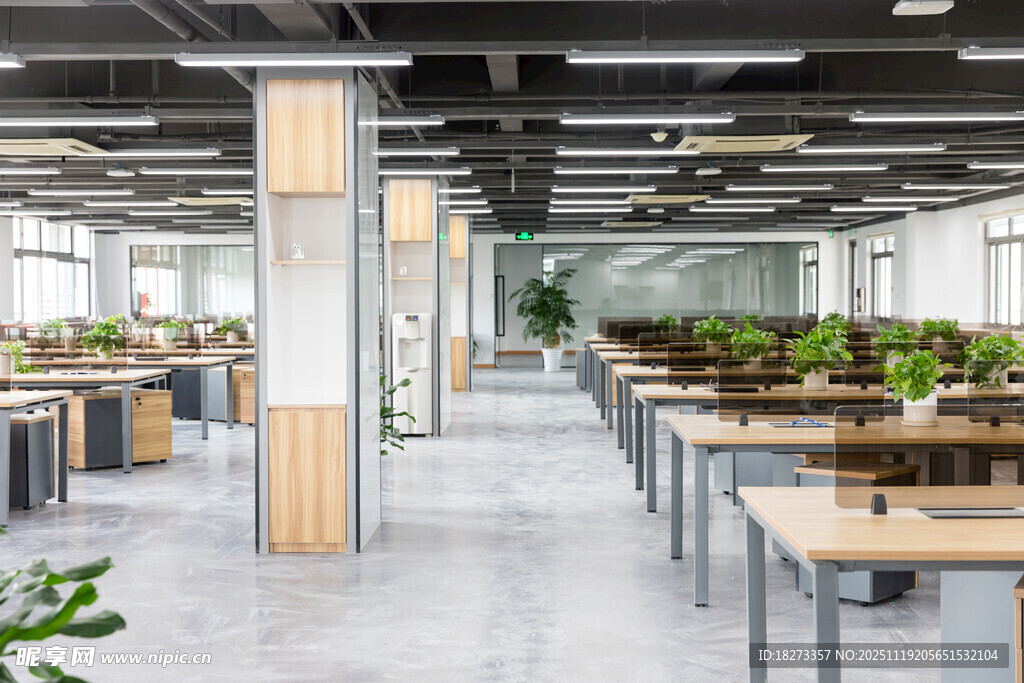 现代开放式办公空间场景