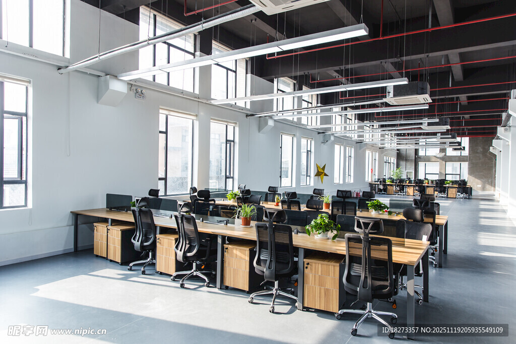 现代开放式办公空间场景