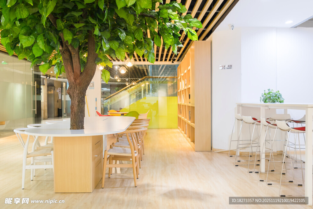 室内绿植餐厅温馨场景
