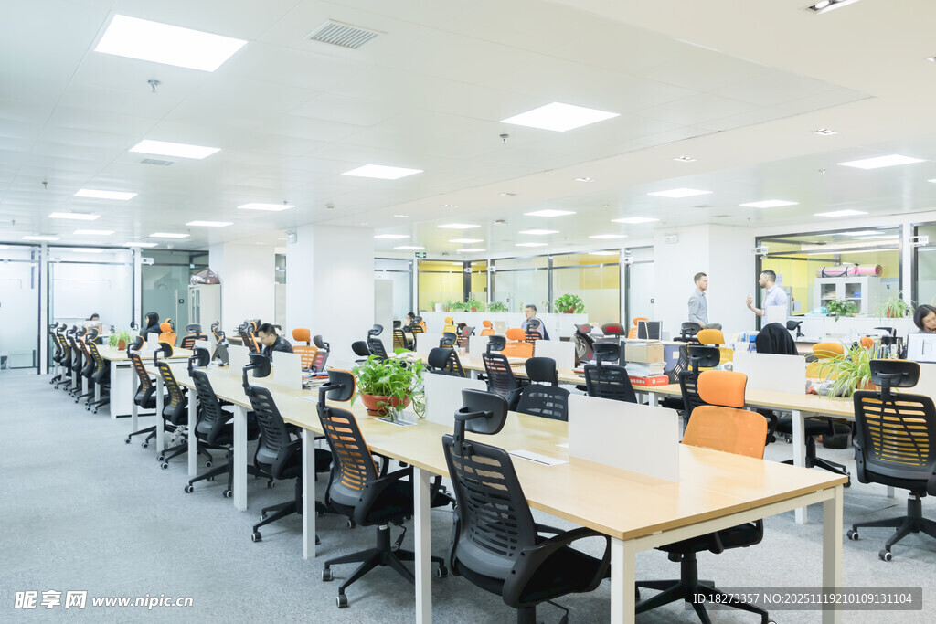 现代开放式办公空间场景