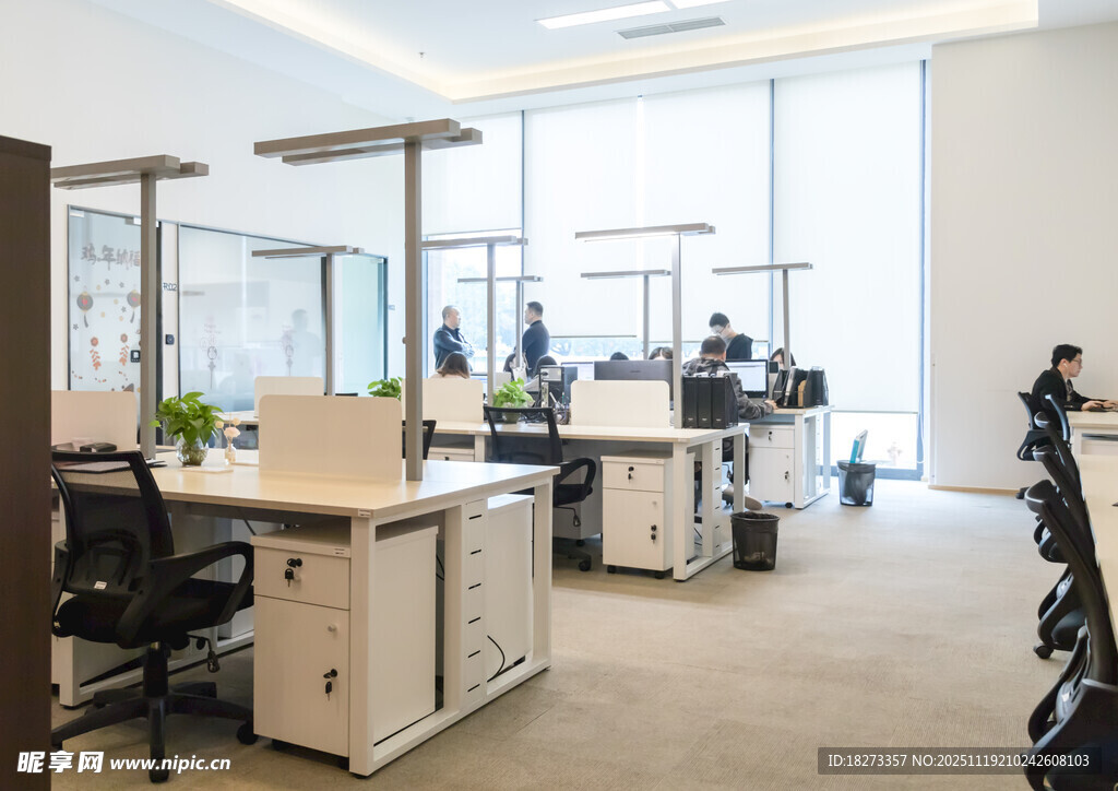 现代开放式办公空间场景