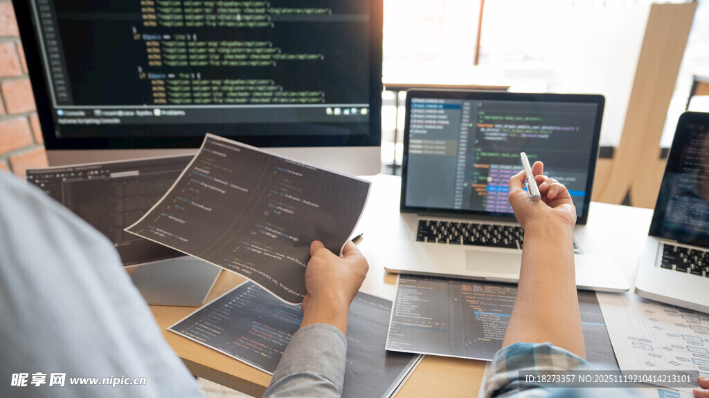 程序员专注于代码工作场景