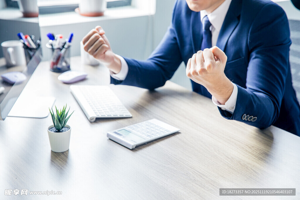商务人士桌前做手势动作