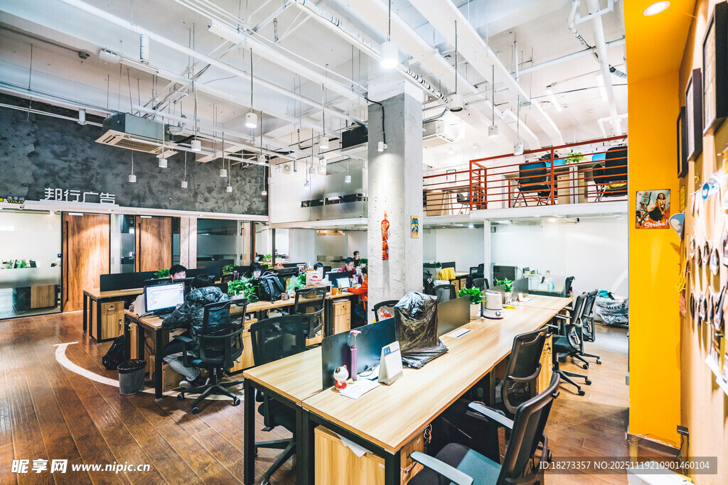 现代开放式办公空间场景