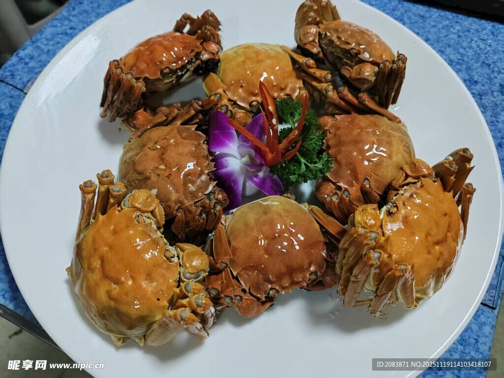 美味炸螃蟹摆盘精致