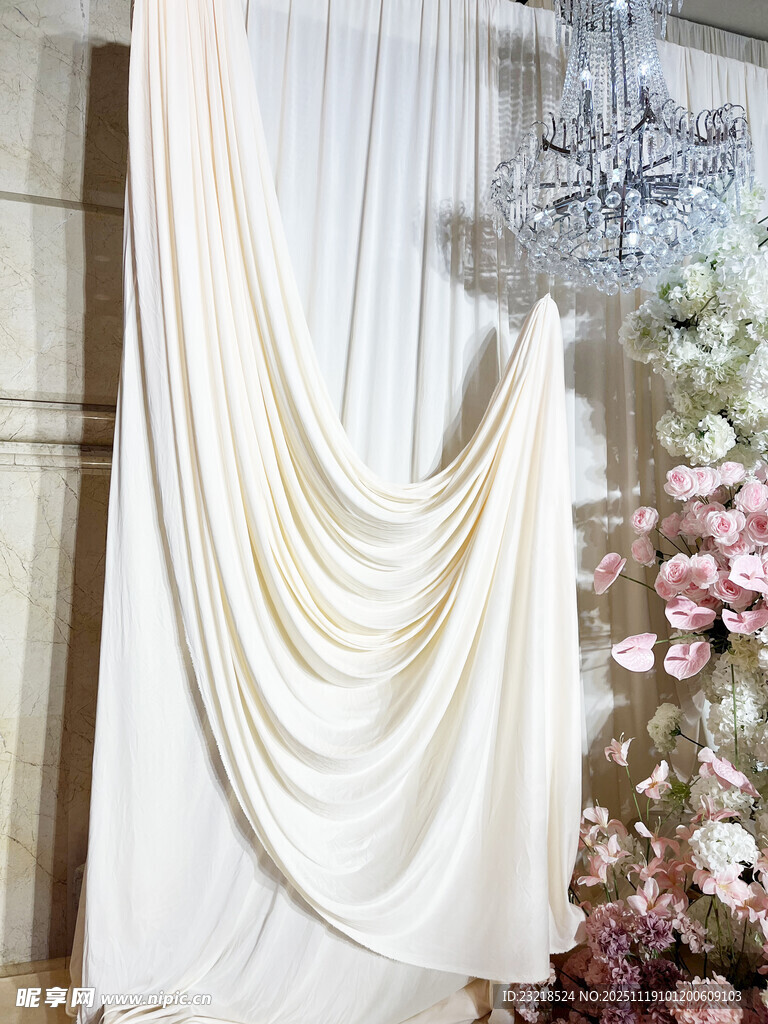 垂帘搭配浪漫花卉