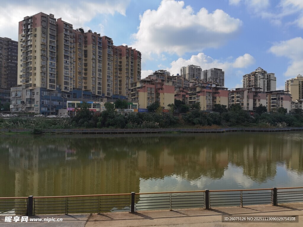 河畔高楼林立的城市景观