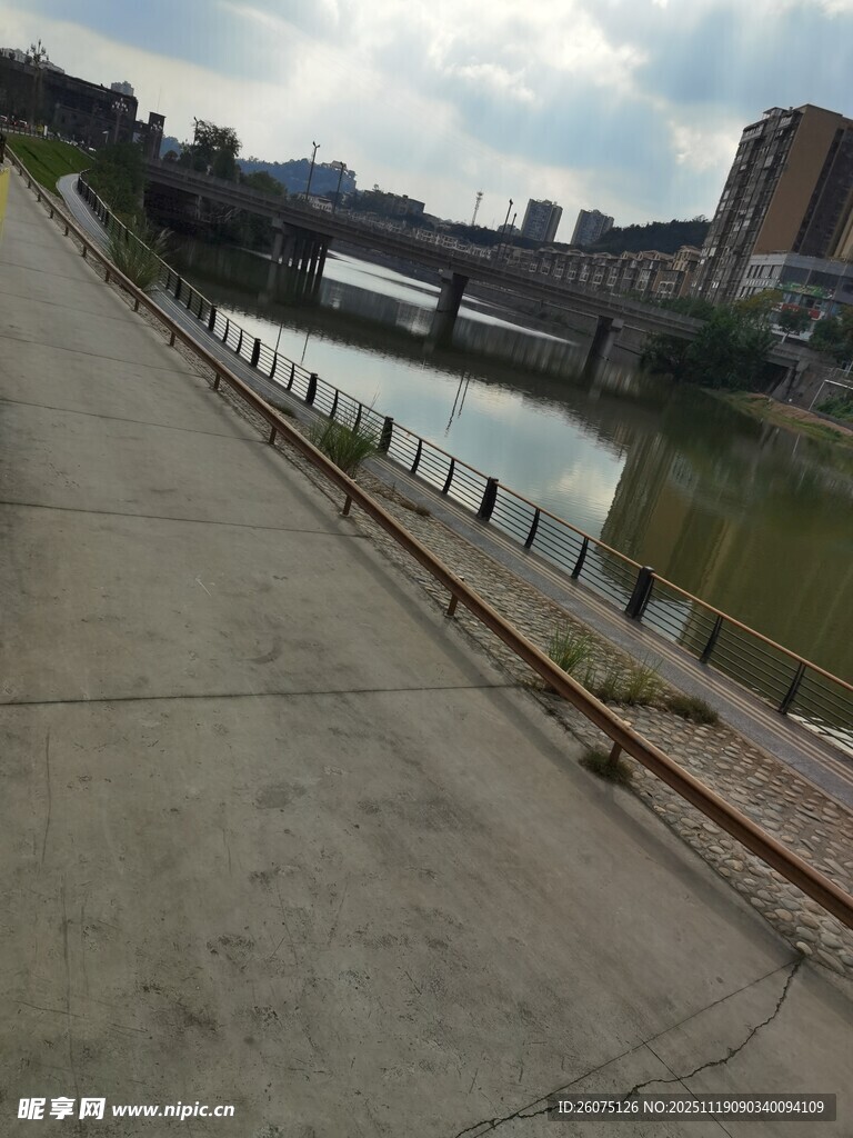 河边水泥步道与远处桥梁