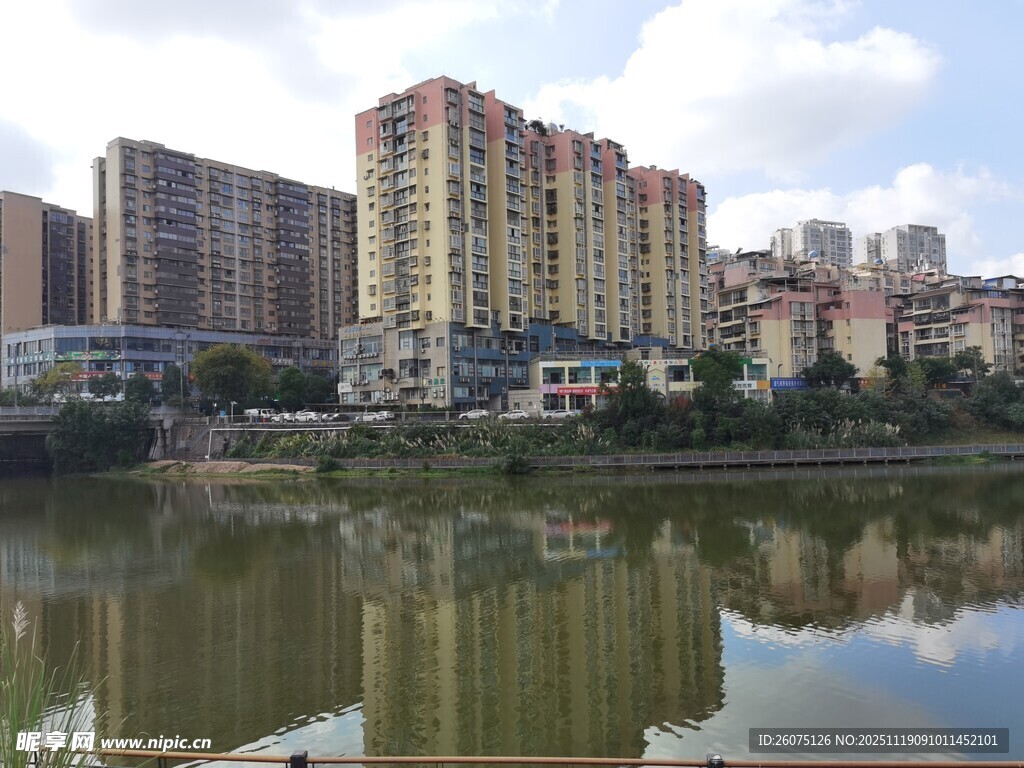 湖畔高楼林立的城市景观