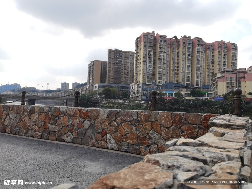 城市江边的高层住宅景观